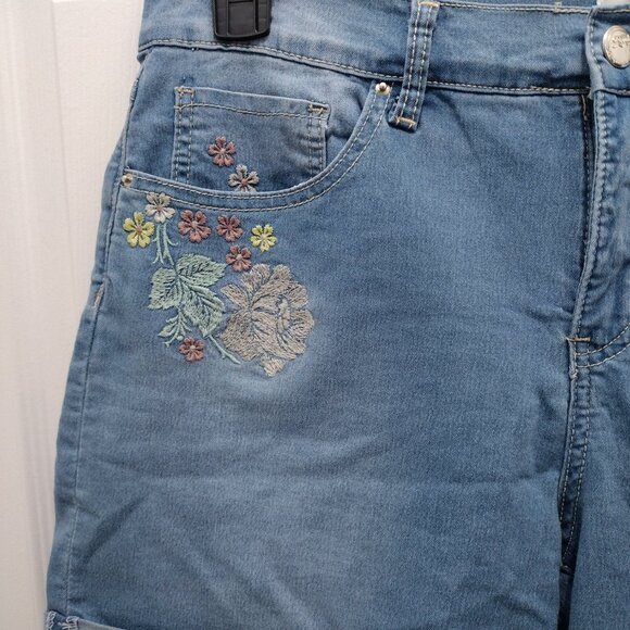 Royalty For Me Embroidered Denim Shorts Women’s Size 14 Blue Stretch Floral Casu - Picture 4 of 10